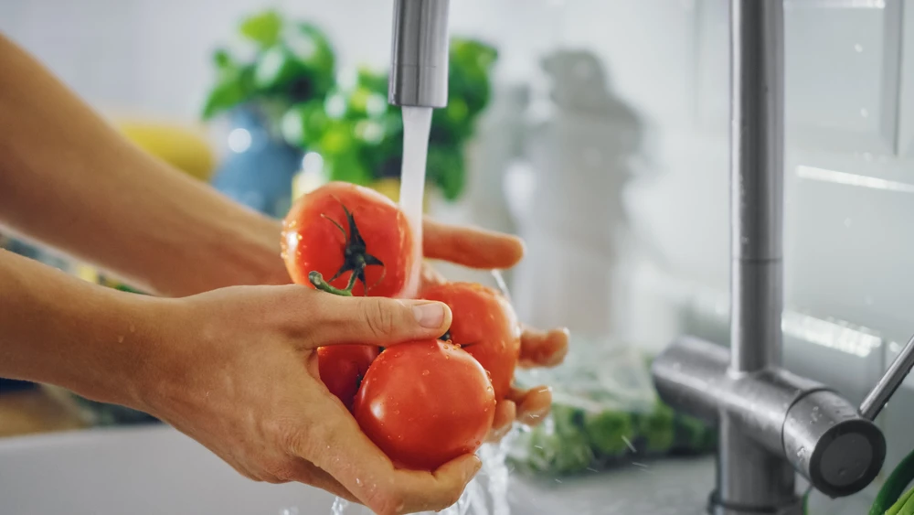 washing tomato
