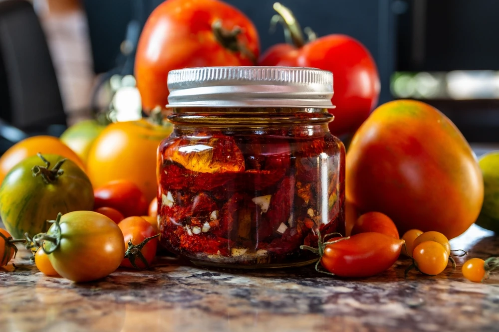 storing dried tomato